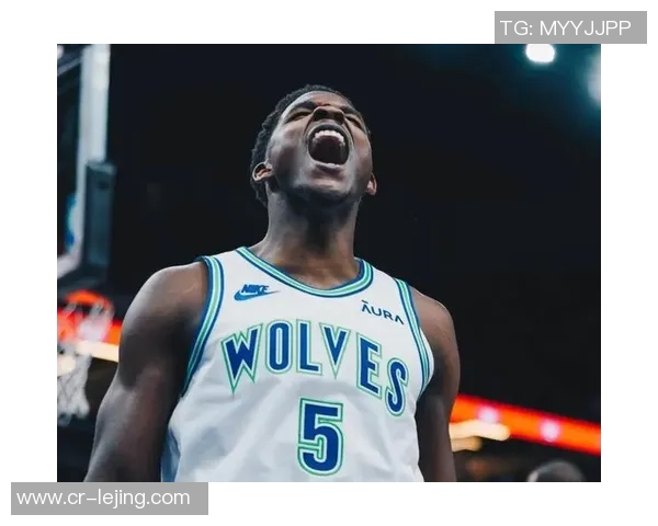 爱德华兹首节表现抢眼9投4中砍下12分并贡献前场板与防守数据